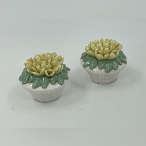Norcrest Yellow Flowers in White Wicker Basket Salt & Pepper Shakers Set Vintage